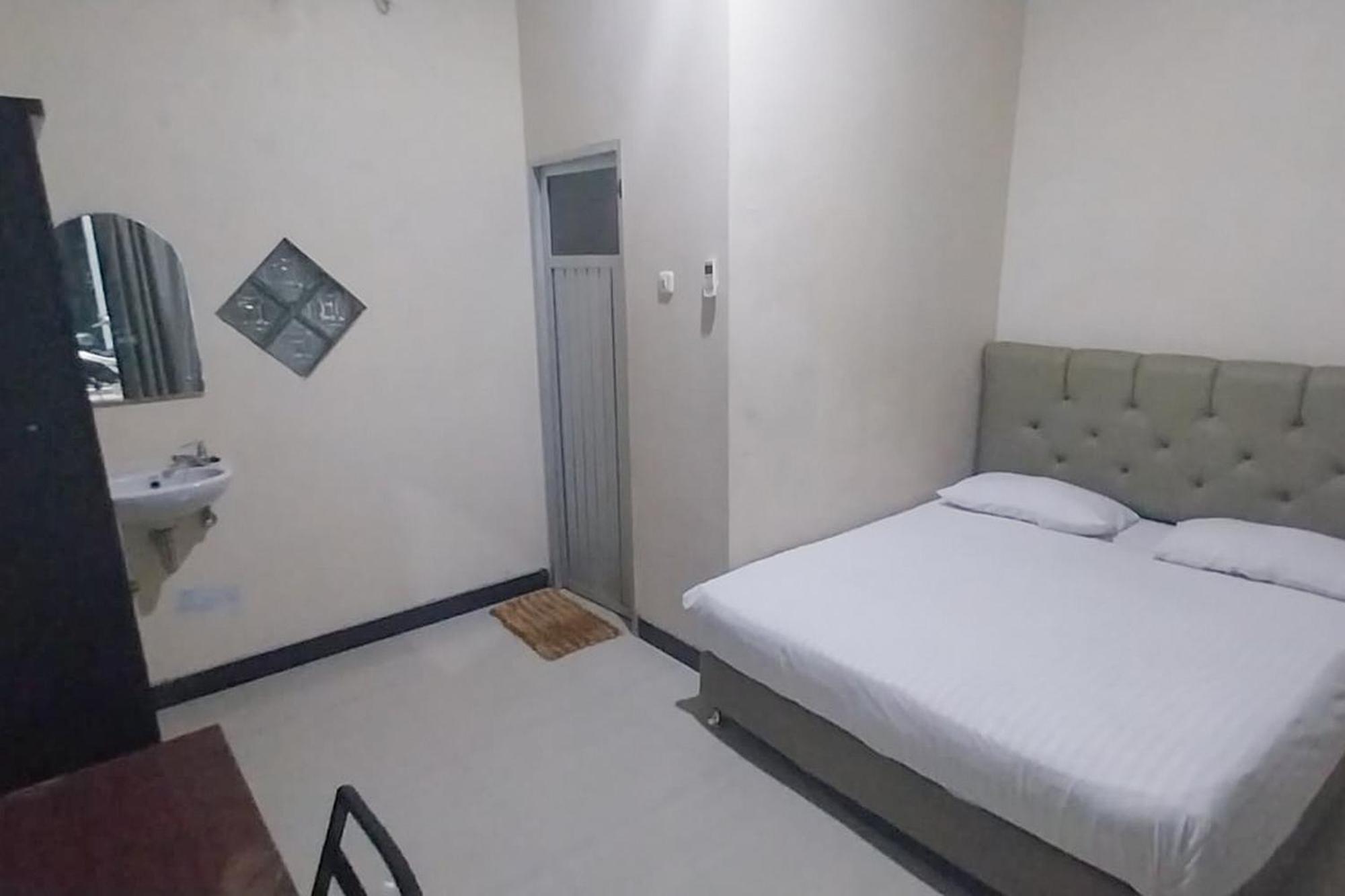 OYO 247 Wisma Merdeka Syariah Hotel Palembang Bagian luar foto